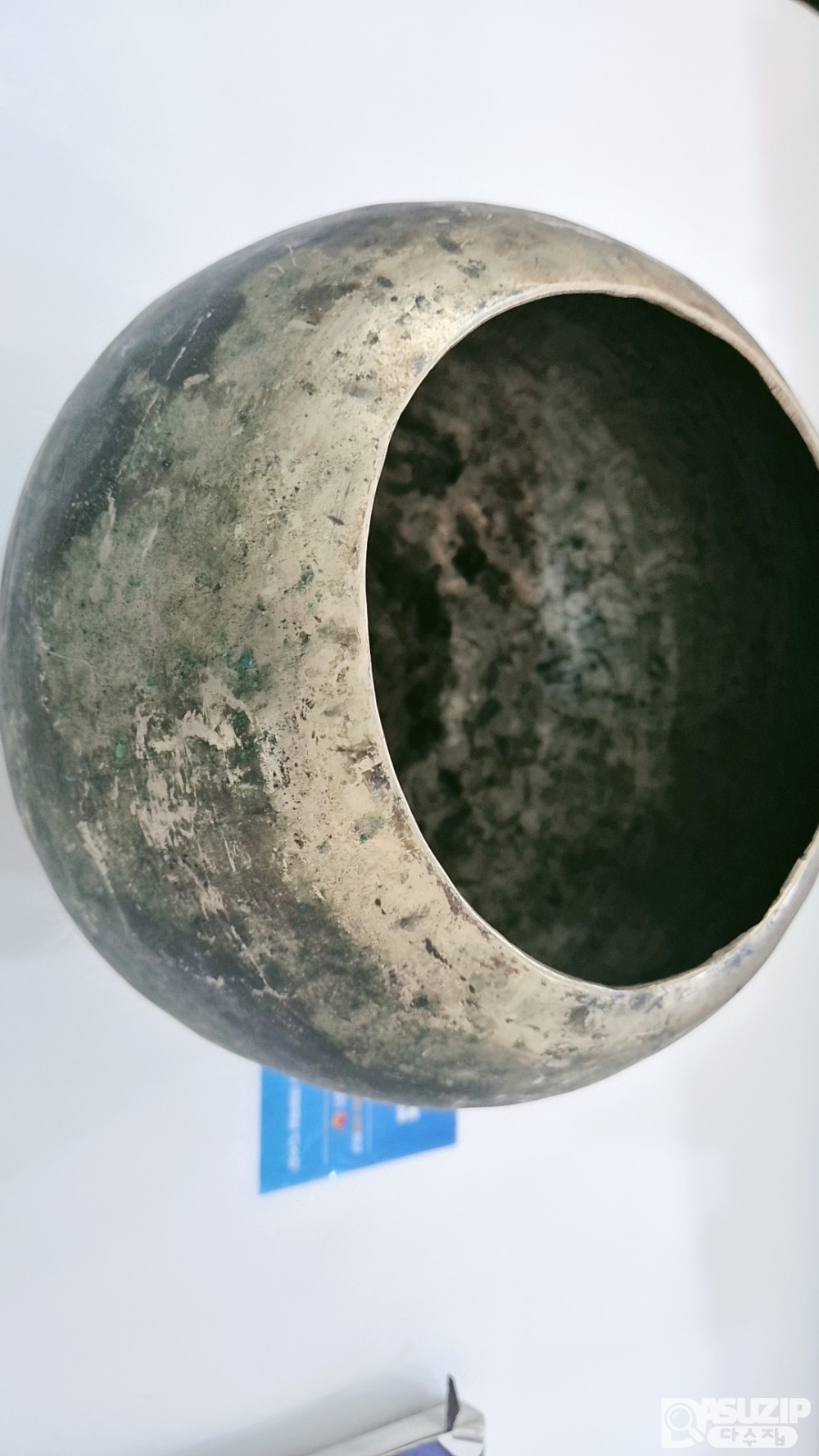 방자유기 : 요강(大) 70년 이상은 되어 보이는 두꺼운 방짜유기입니다.