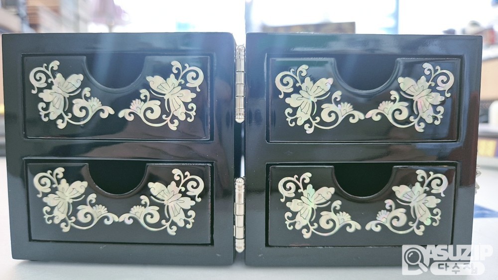 명인 작품: 자개 보석함. A급