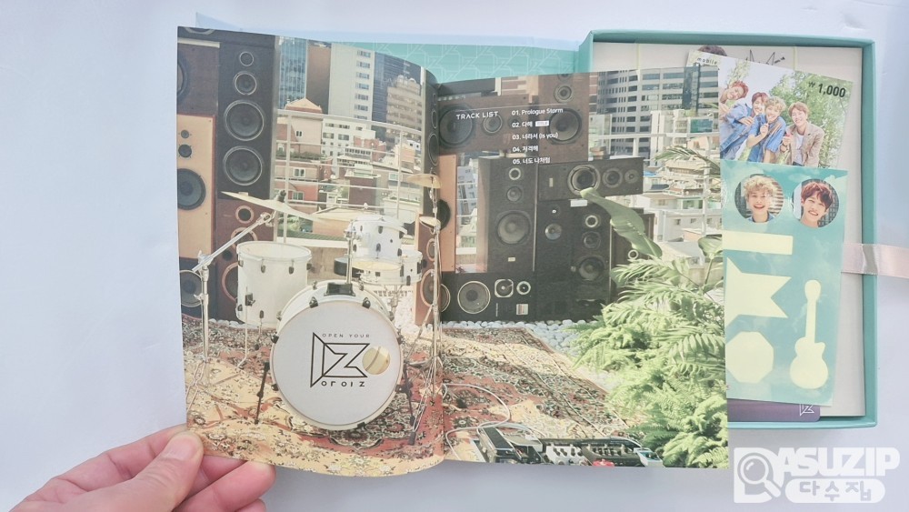 아이즈(IZ)의 첫 번째 미니 앨범인 'All You Want' - 싸인본