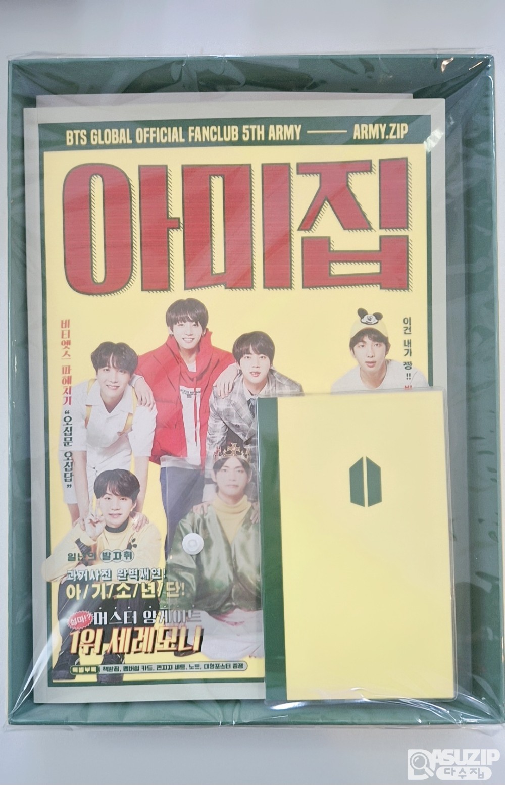 방탄소년단(BTS)의 공식 팬클럽 '아미(ARMY)' 5기 멤버십 키트인 '아미집' 풀세트