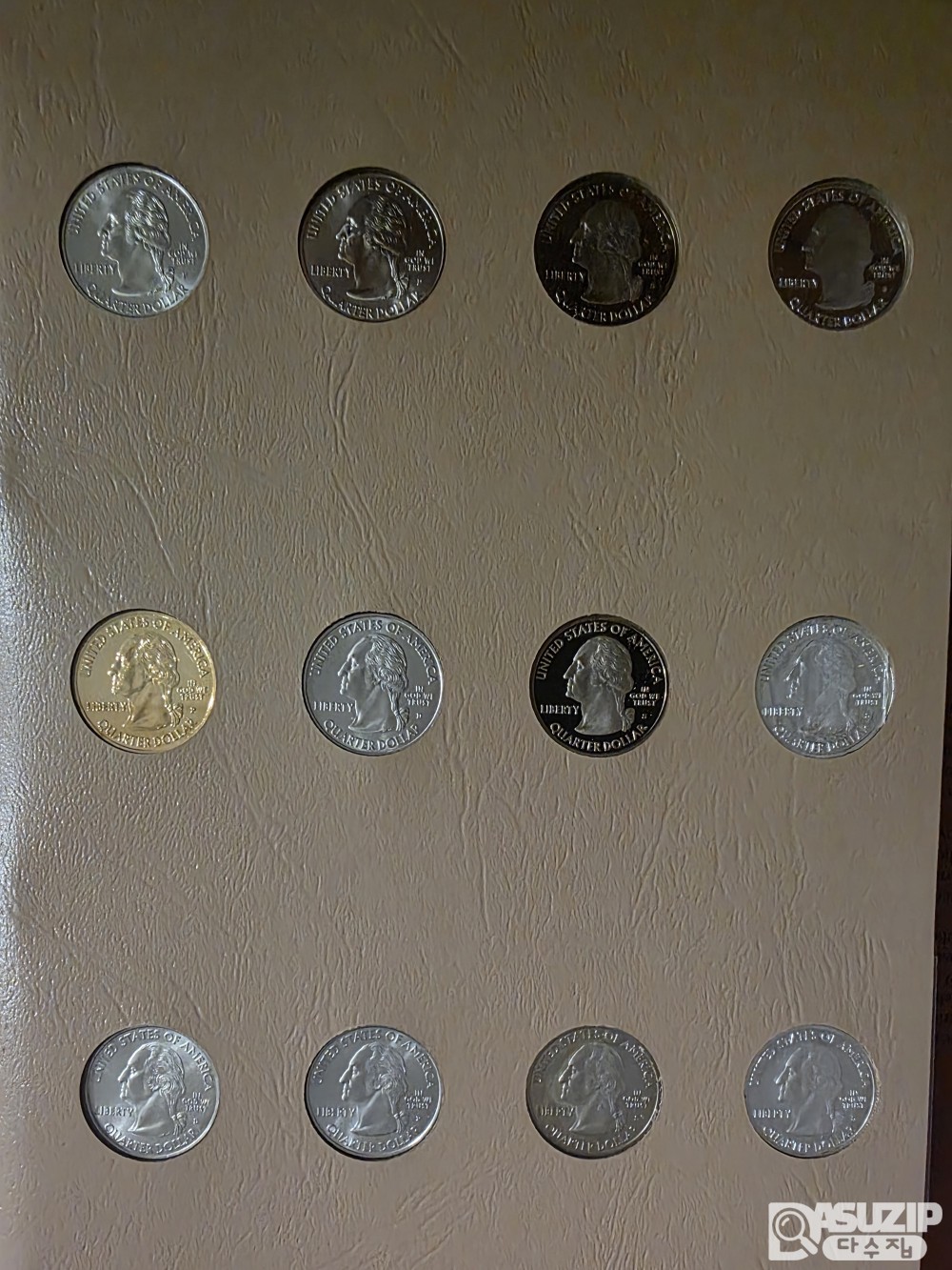 2009년 발행된 '워싱턴 쿼터 D.C. 및 미국령 영토 프로그램(District of Columbia and U.S. Territories Quarters)' 시리즈입니다. 이 시리즈는 50개 주 쿼터 발행 이후 1년 동안만 한시적으로 발행된 특별 세트